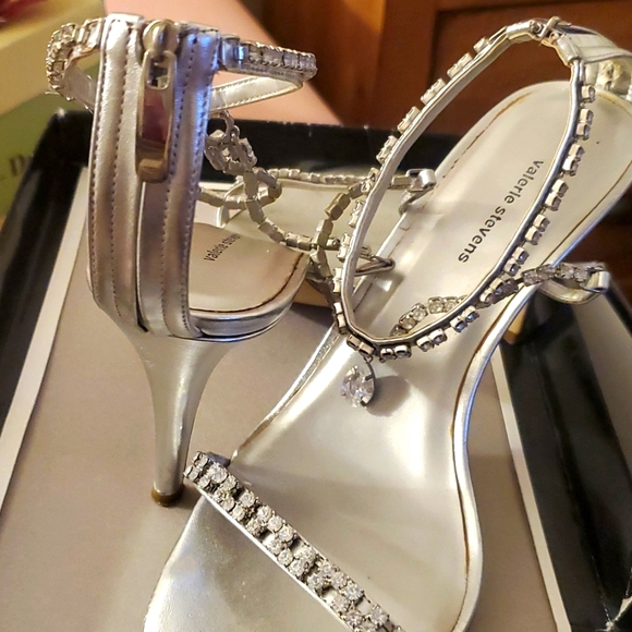 🔥Valerie Stevens silver metallic elegant heels - Picture 3 of 4